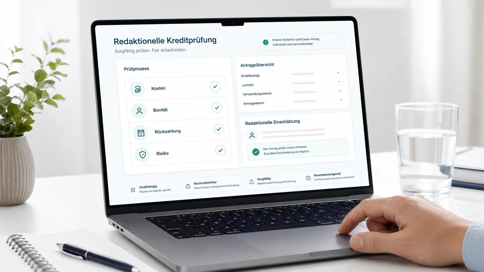 Redaktionelle Kreditprüfung mit Laptop, Checkliste und Prüfpunkten